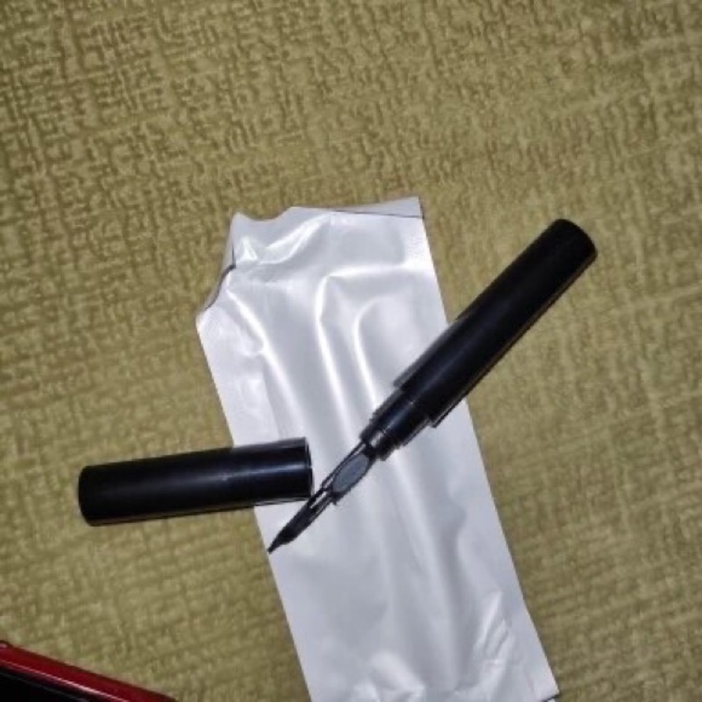 Earbud Cleaner - Picture 6 of 8